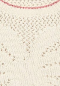 Vit stickad tröja med ett nätmönster och en ljusrosa scalloped kant runt halsringningen samt en strukturerad, vävd finish.