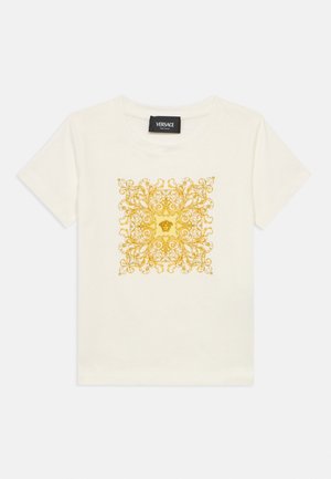 Hvid Versace T-shirt med korte ærmer og et centralt indviklet gyldent barokmønster med Medusa-hovedlogo.
