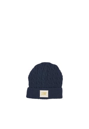 Bonnet bleu marine en maille torsadée, avec un revers côtelé et une étiquette Leone couleur crème.