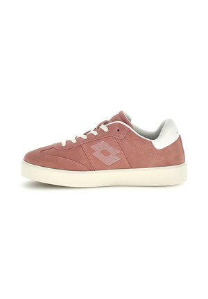 Sneaker in suede rosa con suola bianca, lacci bianchi, dettaglio bianco sul tallone e logo laterale, mostrata su sfondo bianco semplice.