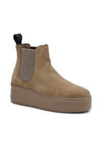 Botines de ante color arena con suela de plataforma, paneles laterales elásticos y una lengüeta en la parte trasera para facilitar su colocación. Textura suave y diseño elegante.
