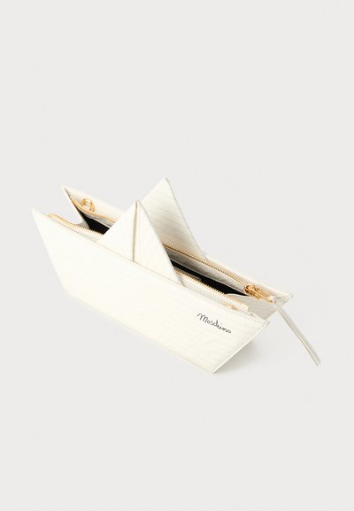 Pochette en faux cuir blanc en forme de bateau, avec une fermeture éclair dorée, un intérieur noir et des lignes verticales gaufrées. Logo "Moschino" affiché.