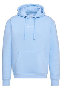 Sudadera color azul claro con capucha ajustable, bolsillo frontal y logo en cursiva blanca. Fabricada en suave material de algodón con puños acanalados.