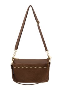 Brūna ādas un zamša crossbody soma ar zeltītām kniedēm, regulējamu siksnu un rāvējslēdzēju. Uz priekšpuses ir redzams zīmola logo.