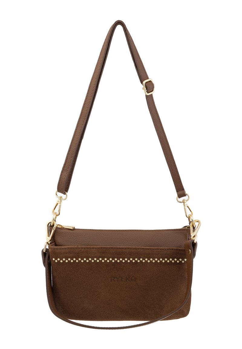 Brūna ādas un zamša crossbody soma ar zeltītām kniedēm, regulējamu siksnu un rāvējslēdzēju. Uz priekšpuses ir redzams zīmola logo.