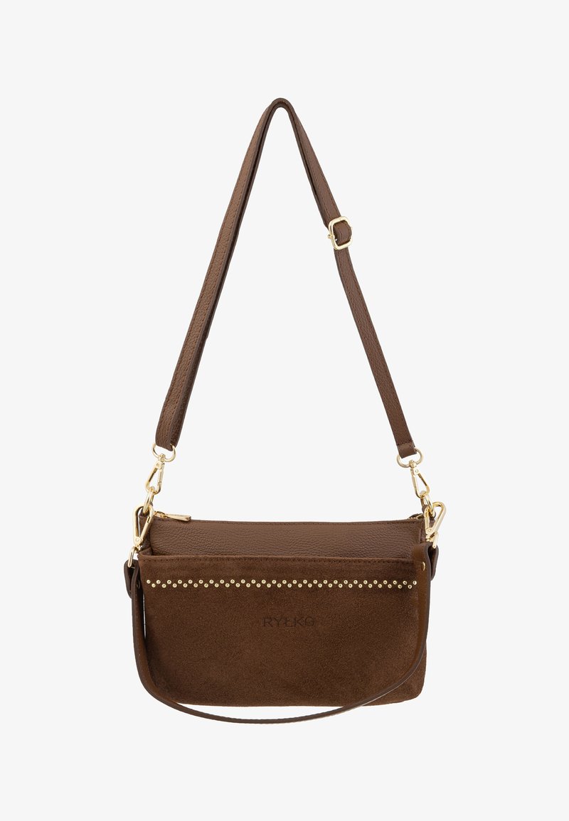 Brūna ādas un zamša crossbody soma ar zeltītām kniedēm, regulējamu siksnu un rāvējslēdzēju. Uz priekšpuses ir redzams zīmola logo.