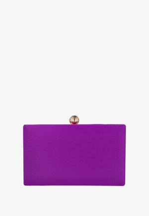 Clutch rectangular morado hecho de material liso, con un cierre dorado texturizado en la parte superior y bordes afilados, que mide aproximadamente 10 pulgadas de ancho.
