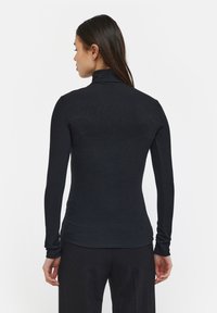 Sort langærmet turtleneck skjorte lavet af ribstop, med en tætsiddende pasform og slank silhuet. Enkel design uden mønstre eller accenter.