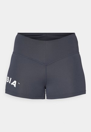 Pantalones cortos deportivos gris oscuro con una cinturilla ancha y un logo blanco en contraste. Textura suave, diseño ajustado y detalles de costura mínimos.