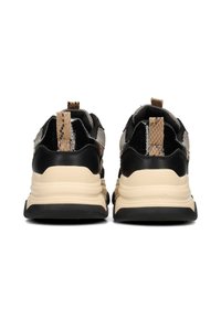 Sneaker neri e beige con accenti in tessuto a motivo serpente, dotati di linguetta posteriore, suola cushioning e tomaia in rete leggera per la traspirabilità.