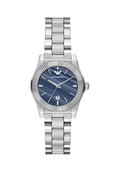 Horloge van roestvrij staal met een blauw gestreepte wijzerplaat, zilveren uurmarkeringen en datumweergave. Voorzien van een gestructureerde lunette en een schakelarmband.