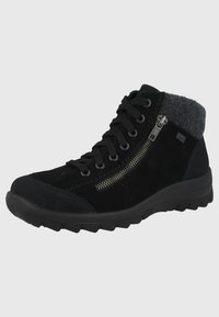 Scarpe da trekking nere a metà altezza realizzate in suede e tessuto, caratterizzate da una chiusura con zip, accenti texture e una suola in gomma con trazione.