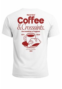 Weißes T-Shirt mit rotem Text "Neverless Coffee & Croissants" und einem Grafikdesign mit einer Kaffeetasse und einem Croissant. Das Design beinhaltet das Gründungsjahr 2025.