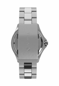 Srebrny zegarek ze stali nierdzewnej o kanciastej kopercie, bransoletce, matowym wykończeniu i okrągłej koronce. Logo Timex wygrawerowane na deklu koperty.