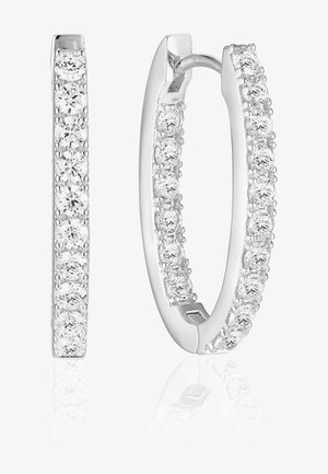 Silver hoopörhängen med rak design, dekorerade med en rad av runda, klara ädelstenar längs den yttre kanten.