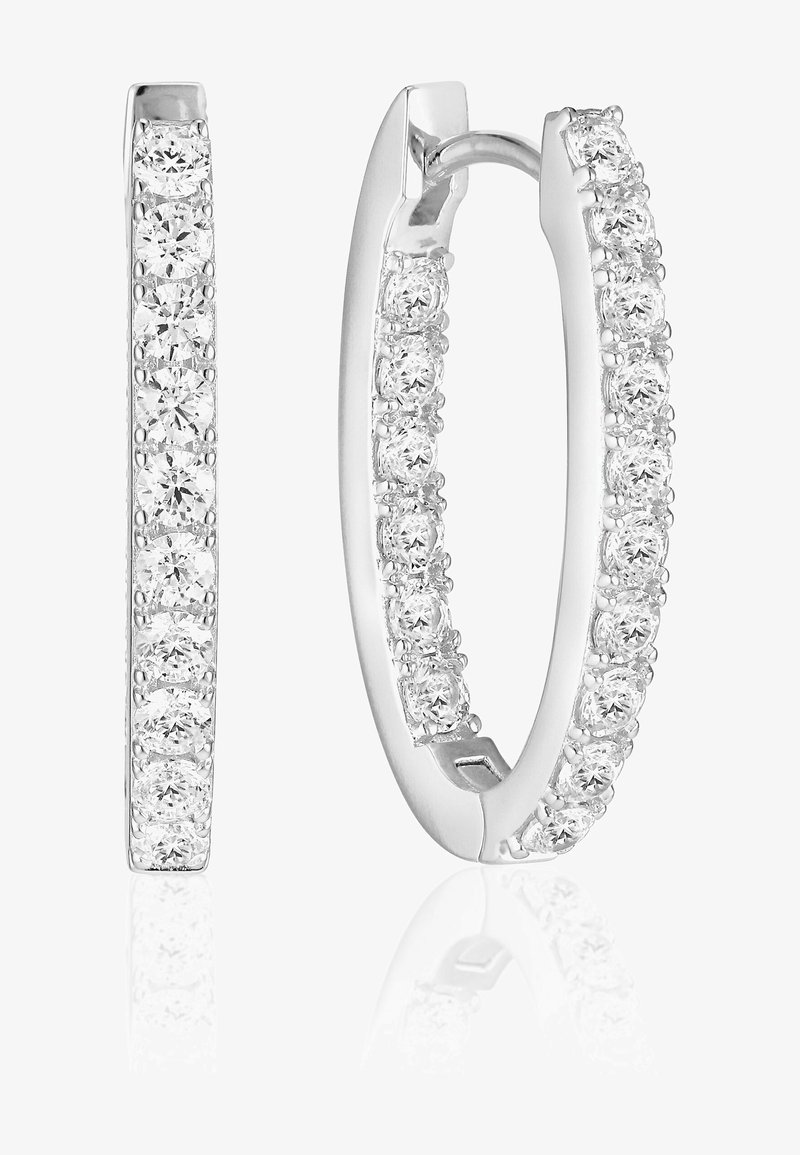 Silver hoopörhängen med rak design, dekorerade med en rad av runda, klara ädelstenar längs den yttre kanten.