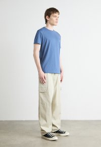 Calvin Klein Jeans EMBRO BADGE - Jednoduché tričko - blue coast