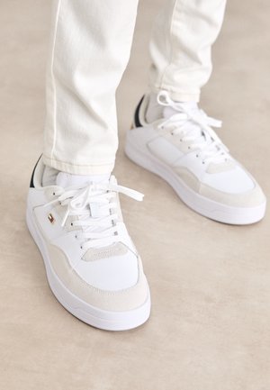 Sneakers - white