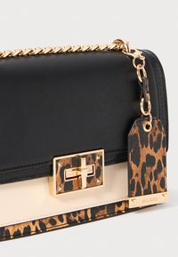Schwarze Handtasche aus Kunstleder mit Akzenten im Leopardenmuster, goldenen Beschlägen und einer Kettenriemen. Sie hat eine rechteckige Form und einen dekorativen Verschluss.
