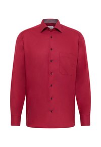 Camicetta rossa a maniche lunghe in tessuto liscio, con colletto a camicia, una tasca sul petto e bottoni scuri per contrasto.