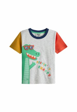 Tričko s krátkym rukávom pre batoľa so zeleným krokodílom v slnečných okuliaroch a textom "Keepin' it snappy" na svetlosivom tele s horčicovo žltými a červenými rukávmi.