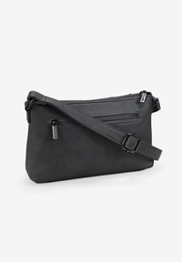 Bolso bandolera de piel sintética negra, forma rectangular, textura suave, cuenta con dos bolsillos con cremallera y una correa ajustable.