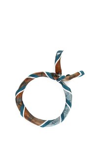 Zijden haarband in circulair ontwerp met bruine, teal en witte diagonale strepen; een gladde textuur met een vastgebonden knoopdetail.