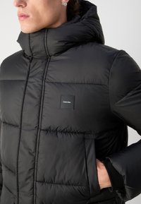 Calvin Klein LONG HOODED QUILT PUFFER - Zimska jakna - black