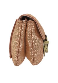 Klein bruine leren coin purse met textuur, met twee compartimenten en een messing sluiting op een witte achtergrond.