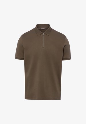 Braunes kurzärmeliges Poloshirt mit einem silbernen Halbreißverschluss und einem klassischen Kragen, präsentiert vor weißem Hintergrund.