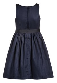 Mörkblå ärmlös klänning med en figurnära överdel och en utställd kjol. Har en midjeband av tyg och en dragkedja bak. Slät textur.