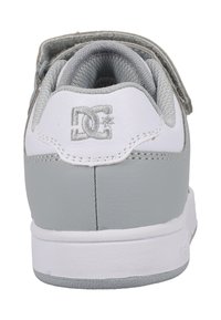 DC-Marke Sneaker in Weiß und Grau, mit einem Obermaterial aus glattem Leder, gepolstertem Kragen und strukturiertem Außensohle mit Logodetail an der Rückseite.