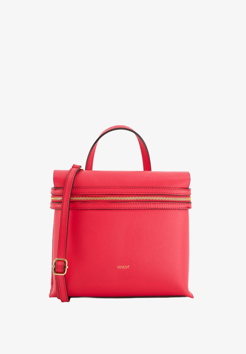 Rote Lederhandtasche mit oberem Griff und abnehmbarem Schultergurt. Verfügt über einen goldenen Reißverschluss, eine strukturierte Oberfläche und ein Logo-Detail auf der Vorderseite.