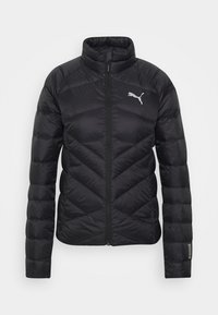 Czarna ocieplana kurtka puchowa z wysokim kołnierzem, wzorem w zygzak i srebrnym logo Puma na lewej stronie klatki piersiowej. Zapięcie na zamek błyskawiczny z przodu.