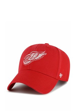 Cappellino da baseball rosso con logo bianco di una ruota alata sul davanti e piccolo logo bianco "47" sul lato, inclinato per mostrare il davanti e la visiera.