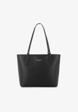 Zwarte leren tote bag met een gladde textuur, verstelbare schouderbanden en een zilveren logo aan de voorkant. Minimalistisch ontwerp en ruime vorm.