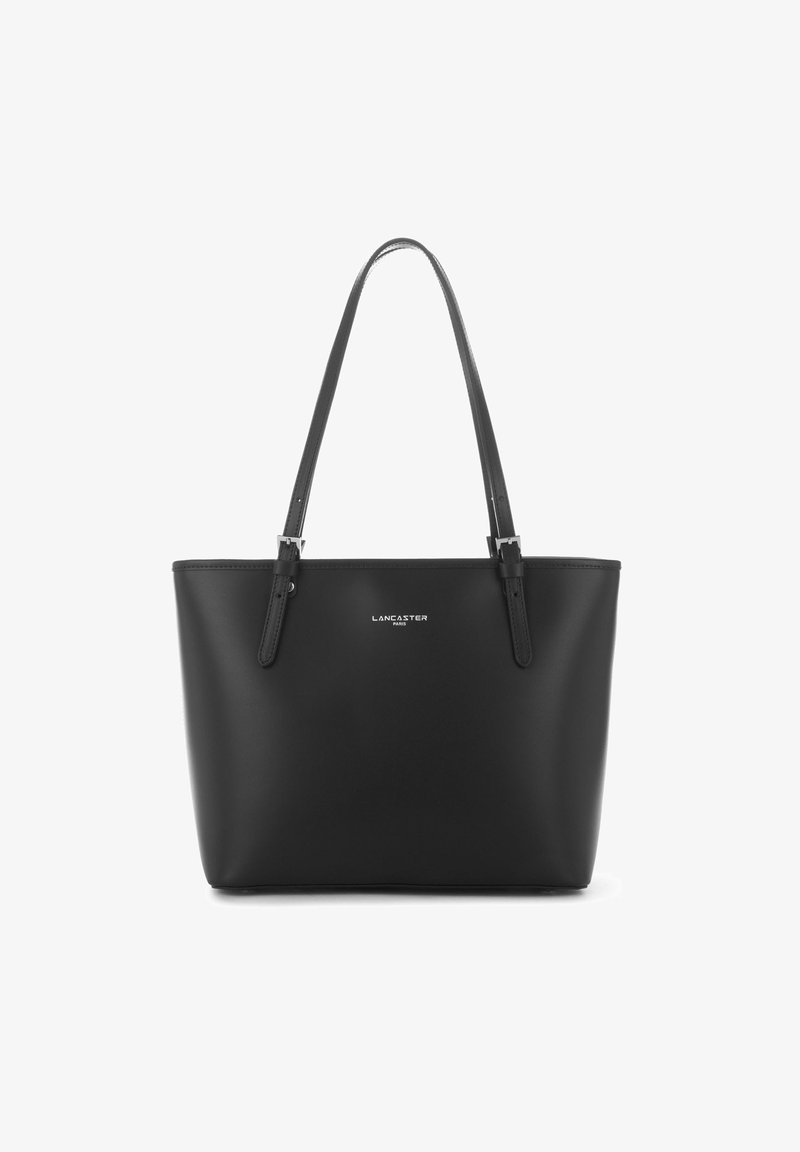 Zwarte leren tote bag met een gladde textuur, verstelbare schouderbanden en een zilveren logo aan de voorkant. Minimalistisch ontwerp en ruime vorm.