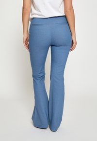 Minus CARMA FLARED - Vaqueros bootcut - dark denim