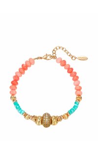 Bracelet en perles avec des accents en corail, turquoise et ton or. Pièce centrale en or scintillant ornée de gemmes transparentes. Fermoir à chaîne ajustable.