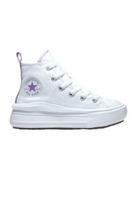 Białe, płócienne sneakersy za kostkę z grubą białą podeszwą, fioletowymi akcentami, sznurowanym zapięciem i charakterystycznym okrągłym logo po boku.