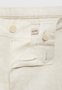Witte linnen broek met een knoopsluiting en rits, zijzakken en een zachte, textuurstof.