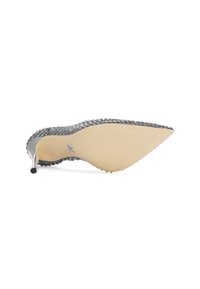 Scarpa con tacco a stiletto, con una tomaia metallica argentata, punta affusolata e suola in gomma beige. Presenta un distintivo dettaglio con logo metallico.