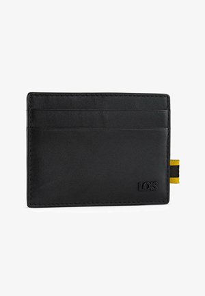 Tarjetero de cuero negro con logotipo en relieve, cuatro ranuras para tarjetas y un acento de pestaña amarilla y negra en el lateral. Textura suave y diseño minimalista.