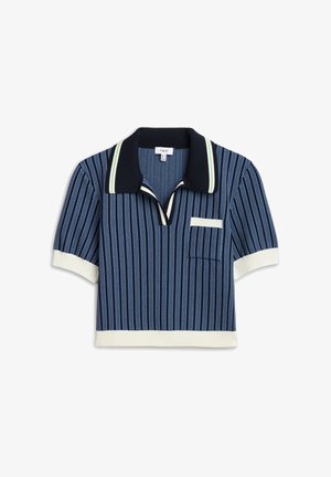 Kurzärmliges blaues Strickpolo mit vertikalen schwarzen Streifen, weißen gerippten Bündchen und Saum, schwarzem Kragen mit weißen und grünen Streifen sowie Brusttasche.