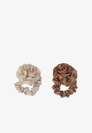 Zwei Satin-Haargummis mit großen, rosenförmigen Stoffdekorationen, eines in Beige und das andere in Braun, auf weißem Hintergrund.
