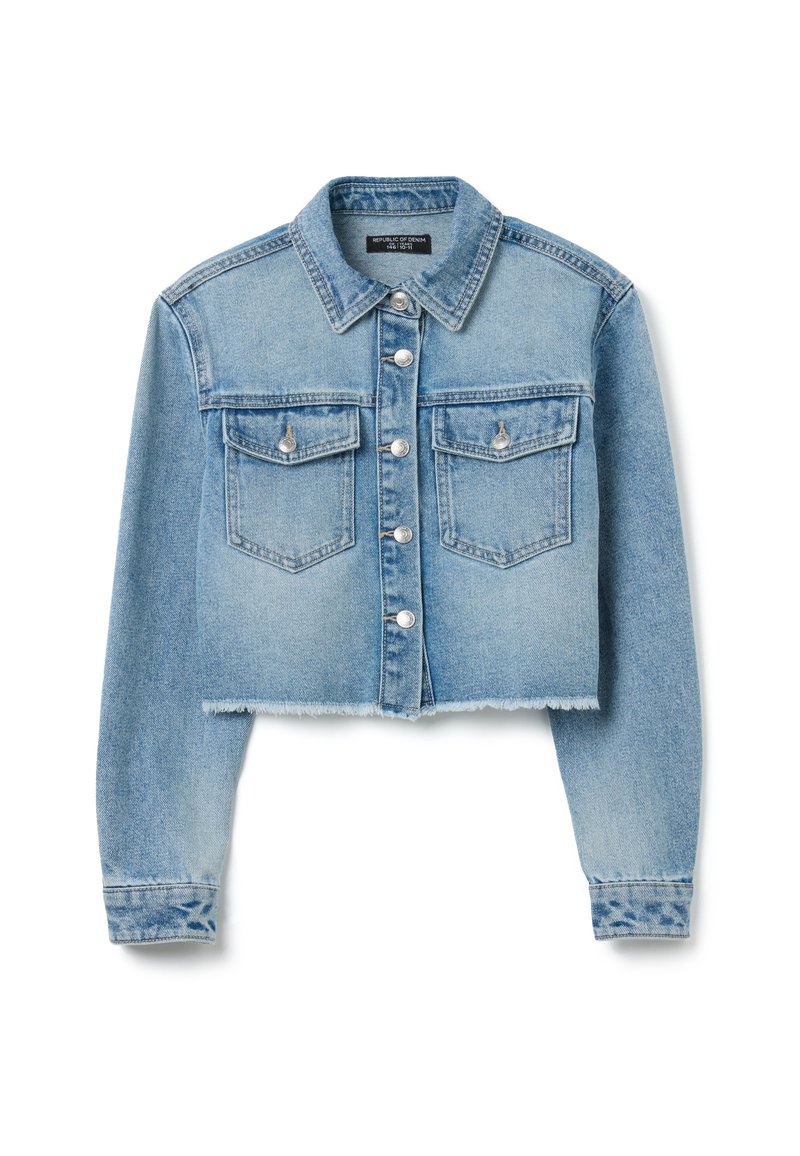 Veste en jean coupée de couleur bleu clair. Elle possède une fermeture à boutons, deux poches poitrine et un ourlet brut. Col classique et manches longues.