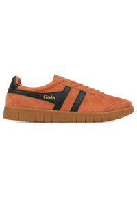 Sneaker in suede arancione con accenti a strisce nere, suola in gomma e branding in oro. Presenta un profilo basso e un design a punta rotonda.