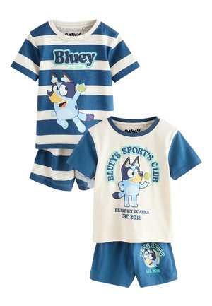 Dos conjuntos para niños pequeños con temática de Bluey, con mangas cortas y pantalones cortos, con el personaje Bluey sosteniendo una pelota de tenis y texto de club deportivo.