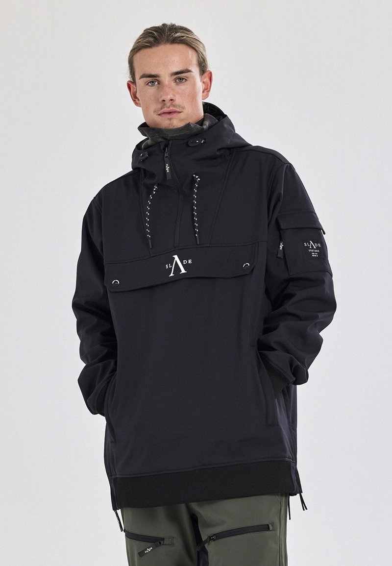 Zwarte pulloverjack met capuchon, voorzak en ritsdetails. Beschikt over een gestructureerde stof en logo-accenten op de borst en mouwen.