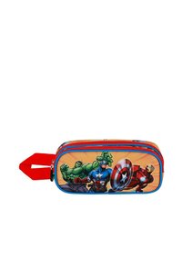 Estuche rectangular con un dise ño colorido de superhéroes. Hecho de tela, con detalles en rojo y cierre de doble cremallera.